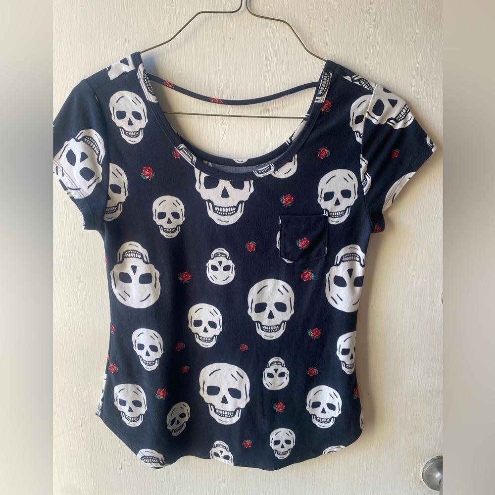 No Boundaries Black Skull and Rose Print Junior’s Top